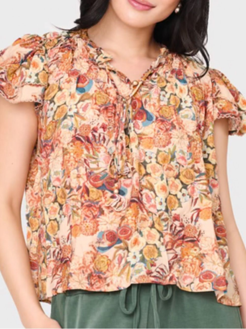 En Saison Candela top features a vibrant, multi-colored floral print med